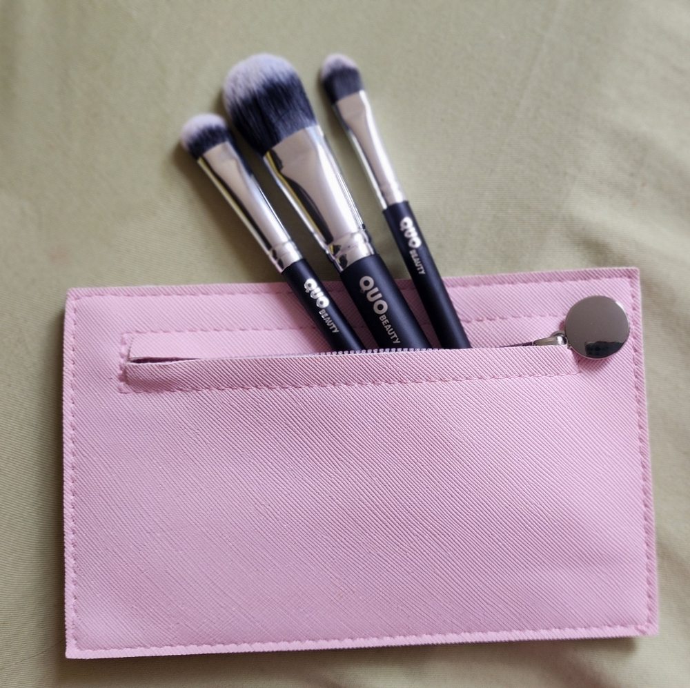 NWOT Quo travel size brush set